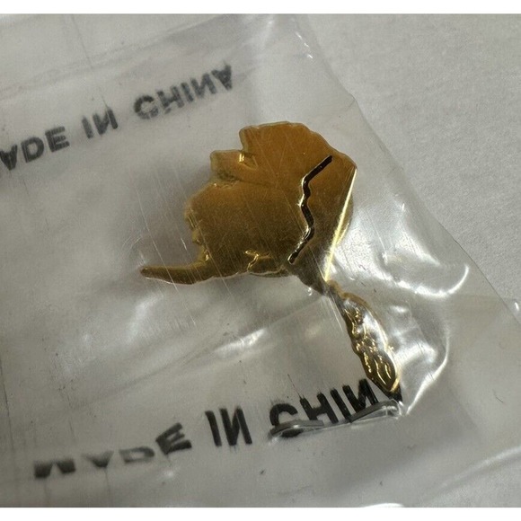 Gold Tone Alaska State Shape Lapel Hat Pin Pinback - Picture 3 of 5